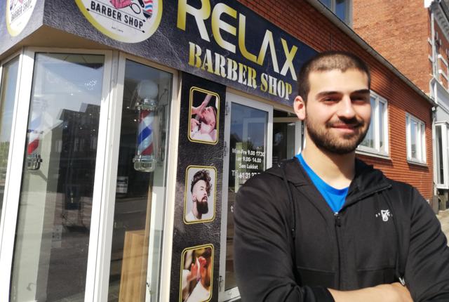 Hussein Husseins Relax Barber Shop i Hurup gør alt for at trække det mandlige publikum ind til en trimning.