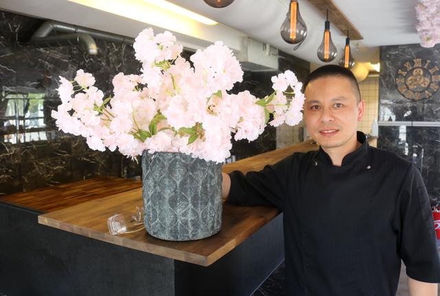 Cheng ved Sakurablomsten, som hans nye restaurant er opkaldt efter.