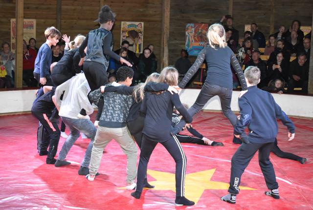 Efter familieforestillingen med Salling Cirkus Kids i den charmerende manege i det gamle Ridehus på Cirkusmuseet er der mulighed for selv at efterprøve sine akrobatiske evner, når der inviteres til workshop.