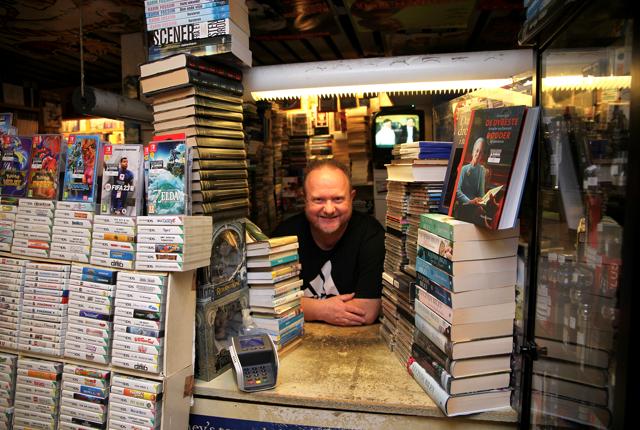 Sådan kender kunderne bedst Kaj Walsted - i sin hule midt i butikken, altid med smil på læben har klar til at hjælpe. <i>Foto: Hans Sejlund</i>