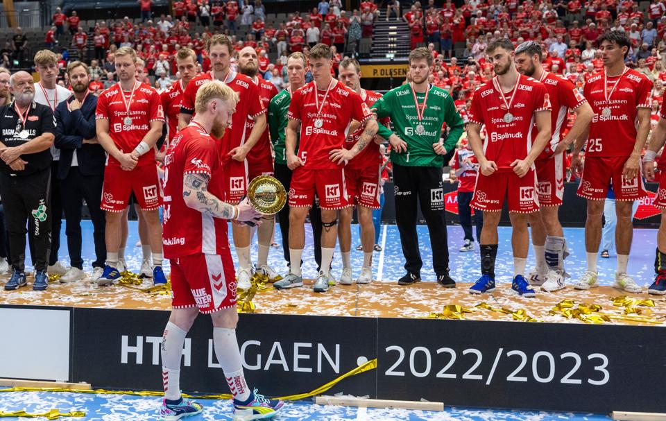 Sjældent har en pokal fået så lidt kærlighed, som den Aalborg Håndbold fik overrakt efter finalenederlaget til GOG.  <i>Foto: Henrik Bo</i>