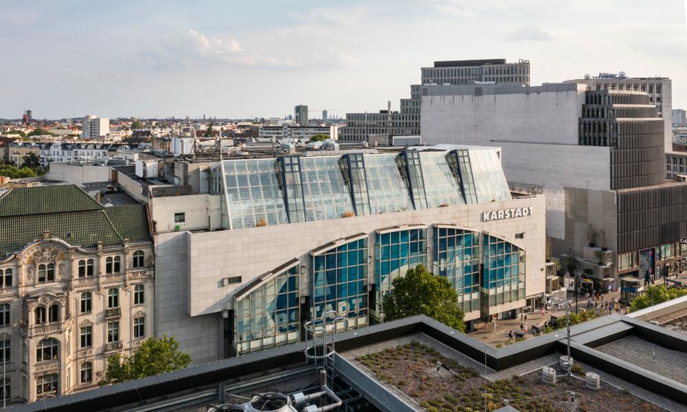Kurfürstendamm 231 som det ser ud i dag. Udtrykket bliver dog et helt andet, når de danske arkitekter vil skabe et nyt mødested for lokalsamfundet. Kurfürstendamm 231 som det ser ud i dag. Udtrykket bliver dog et helt andet, når de danske arkitekter vil skabe et nyt mødested for lokalsamfundet.