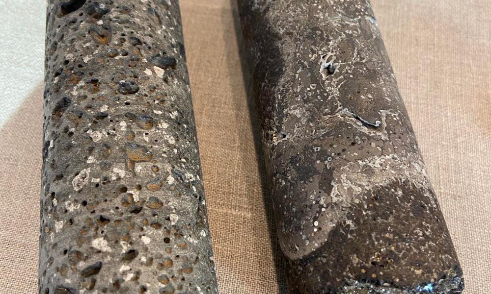 Islandsk basalt før (tv.) og efter CO2-lagring Islandsk basalt før (tv.) og efter CO2-lagring