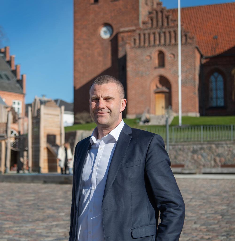 Bo Hansen fra Socialdemokratiet er borgmester i Svendborg Kommune, og han ser frem til, at byen får 48 demensvenlige plejeboliger. Bo Hansen fra Socialdemokratiet er borgmester i Svendborg Kommune, og han ser frem til, at byen får 48 demensvenlige plejeboliger.