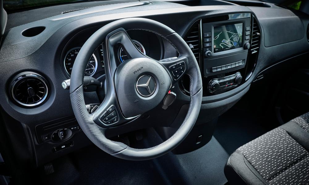 Mercedes-Benz e-Vito har et ret højt standardniveau med komfort-stole, læderrat og automatisk afstandsholder. Mercedes-Benz e-Vito har et ret højt standardniveau med komfort-stole, læderrat og automatisk afstandsholder.