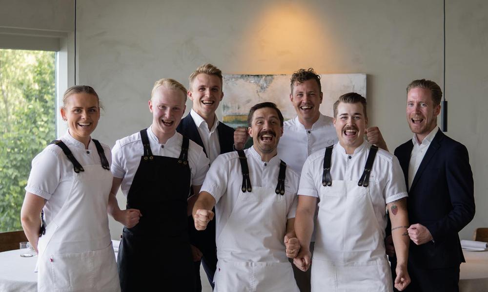 Ett glatt team på Signum firar sin stjärna. Ett glatt team på Signum firar sin stjärna.