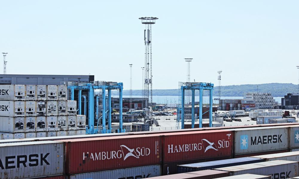 Den mest tydelige forskel på APM Terminals A/S' nye Blue Bots er det manglende førerhus. Et hav af sensorer gør nemlig, at de kan selv. Den mest tydelige forskel på APM Terminals A/S' nye Blue Bots er det manglende førerhus. Et hav af sensorer gør nemlig, at de kan selv.