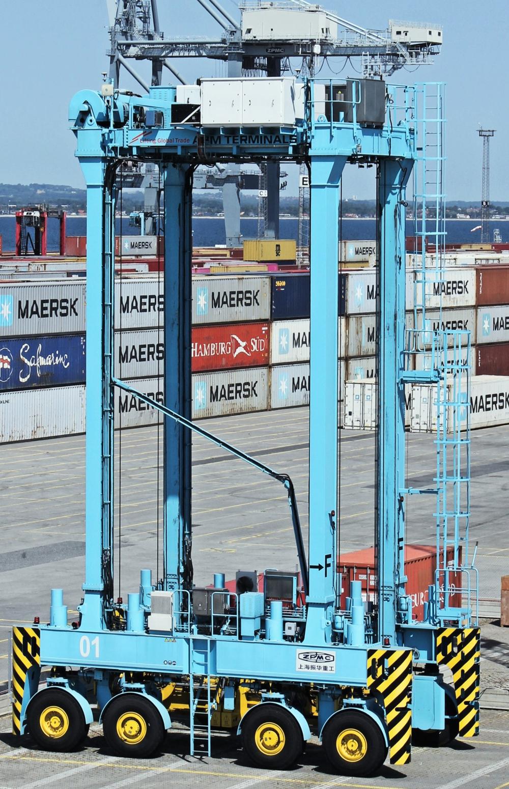 De tre Blue Bot-maskiner skal ud at køre en til to gange om ugen, når næste fase af pilotprojektet går i gang efter sommerferien. Robotterne holder dog stille, da Søfart er forbi terminalen i Aarhus, da to nyankomne Blue Bots stadig er ved at blive sat i drift. De tre Blue Bot-maskiner skal ud at køre en til to gange om ugen, når næste fase af pilotprojektet går i gang efter sommerferien. Robotterne holder dog stille, da Søfart er forbi terminalen i Aarhus, da to nyankomne Blue Bots stadig er ved at blive sat i drift.