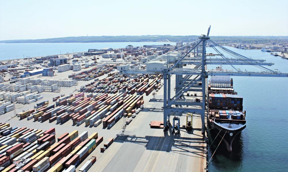 APM Terminals containerhavn i Aarhus er Danmarks største og mest travle, med plads til omkring 5.000 containere på selve terminalområdet. APM Terminals containerhavn i Aarhus er Danmarks største og mest travle, med plads til omkring 5.000 containere på selve terminalområdet.