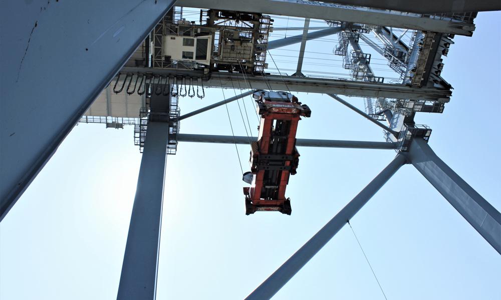Èn af Aarhus-terminalens høje gantry-kraner, som Blue Bots efter sommeren skal testes sammen med. Èn af Aarhus-terminalens høje gantry-kraner, som Blue Bots efter sommeren skal testes sammen med.