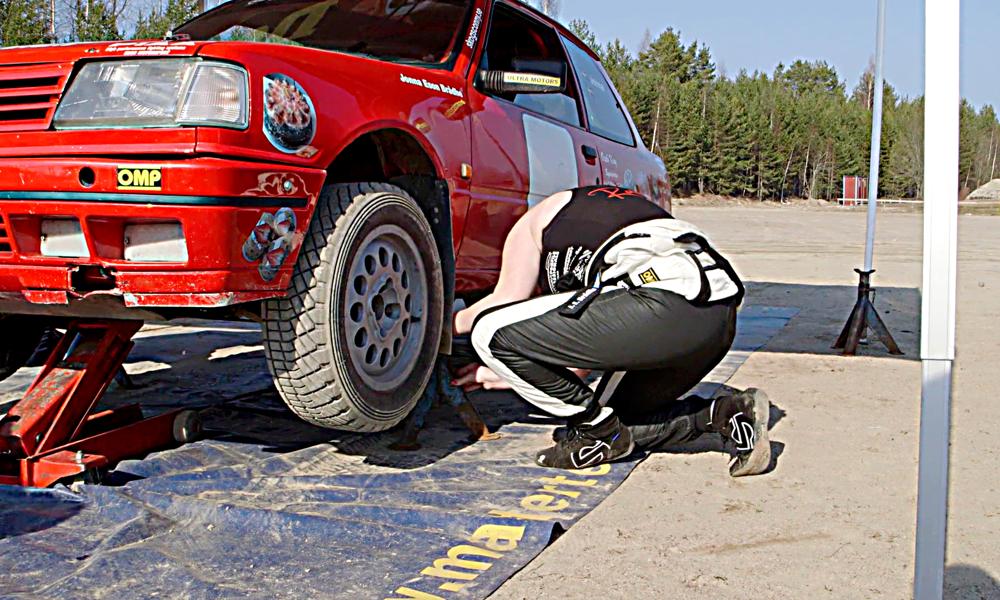 Jonna Brådhe skruvar på sin rallybil Jonna Brådhe skruvar på sin rallybil