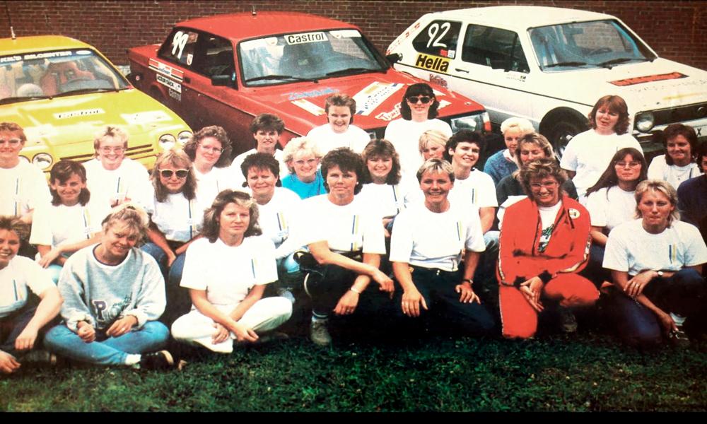 På 80-talet fanns fler kvinnliga rallyförare i Sverige än vad det finns i dag. Liz Brådhe deltog i en tävling i Tyskland där hela 18 svenska ekipage deltog. På 80-talet fanns fler kvinnliga rallyförare i Sverige än vad det finns i dag. Liz Brådhe deltog i en tävling i Tyskland där hela 18 svenska ekipage deltog.