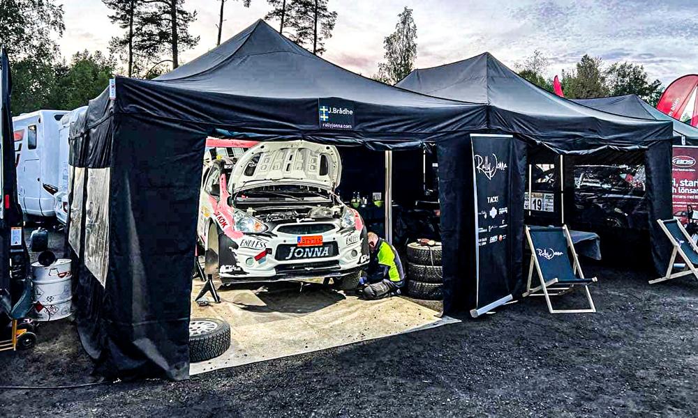 Att ha ett kunnigt team med sig på tävlingarna som kan fixa bilen är a och o. Att ha ett kunnigt team med sig på tävlingarna som kan fixa bilen är a och o.