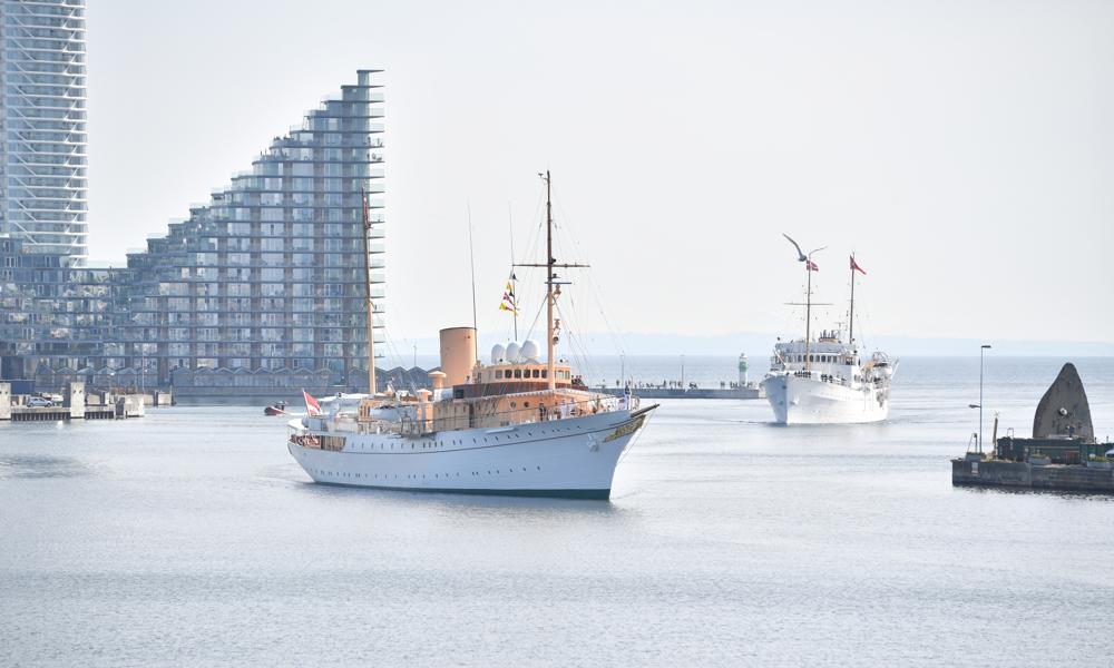Det danske kongeskib Dannebrog og det norske kongeskib Norge i Aarhus Havn, fredag den 16. juni 2023. Kong Harald og Dronning Sonja af Norge er på officielt besøg i Danmark. Efter besøg i København sejler Kongeskibet Norge og Kongeskibet Dannebrog til Aarhus. Ombord på Dannebrog er det danske kronprinspar, kronprins Frederik og kronprinsesse Mary. Ombord på det norske kongeskib Norge er det norske kongepar, Kong Harald og dronning Sonja. De to kongeskibe er de eneste aktive kongeskibe tilbage i verden. Kongeskibene eskorteres af flådens følgeskib F357 Thetis. Det danske kongeskib Dannebrog og det norske kongeskib Norge i Aarhus Havn, fredag den 16. juni 2023. Kong Harald og Dronning Sonja af Norge er på officielt besøg i Danmark. Efter besøg i København sejler Kongeskibet Norge og Kongeskibet Dannebrog til Aarhus. Ombord på Dannebrog er det danske kronprinspar, kronprins Frederik og kronprinsesse Mary. Ombord på det norske kongeskib Norge er det norske kongepar, Kong Harald og dronning Sonja. De to kongeskibe er de eneste aktive kongeskibe tilbage i verden. Kongeskibene eskorteres af flådens følgeskib F357 Thetis.