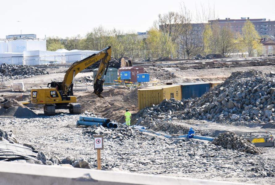 Skanska jobbar hårt för att sänka marken, hela området har byggts upp under alla år med slakteriverksamhet. Skanska jobbar hårt för att sänka marken, hela området har byggts upp under alla år med slakteriverksamhet.