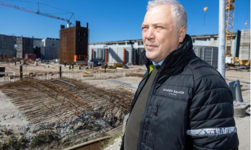 Ude på byggepladsen arbejder håndværkerne under tidspres på den såkaldte grow out-sektion - sidste hjemsted for fiskene inden slagtning. Og til april skal et nyt slagteri stå klar på grunden. Ude på byggepladsen arbejder håndværkerne under tidspres på den såkaldte grow out-sektion - sidste hjemsted for fiskene inden slagtning. Og til april skal et nyt slagteri stå klar på grunden.