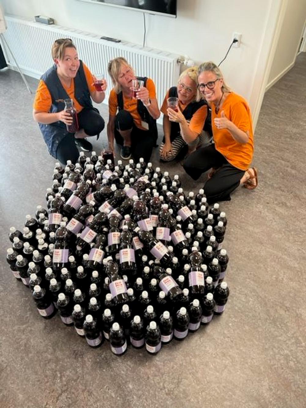 340 flasker saftevand til de ældre i Struer Kommune. 340 flasker saftevand til de ældre i Struer Kommune.