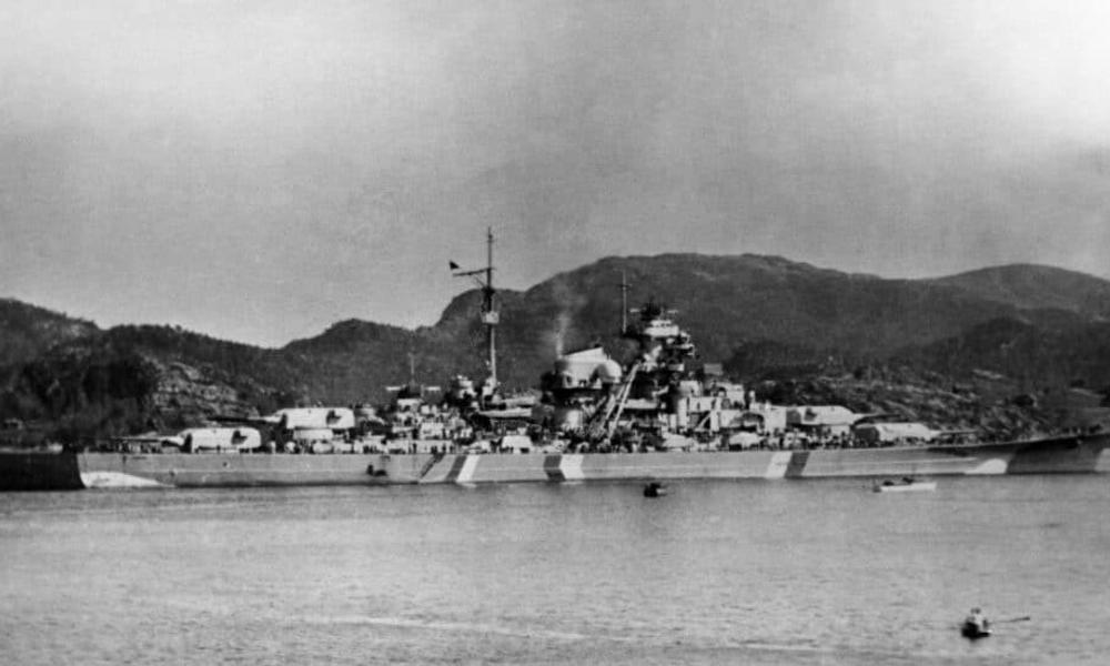 Det tyske krigsskib 'Bismarck' fik under 2.- verdenskrig overmalet stævn og hæk samt påmalet falsk bovbølge og kølvand. Det tyske krigsskib 'Bismarck' fik under 2.- verdenskrig overmalet stævn og hæk samt påmalet falsk bovbølge og kølvand.