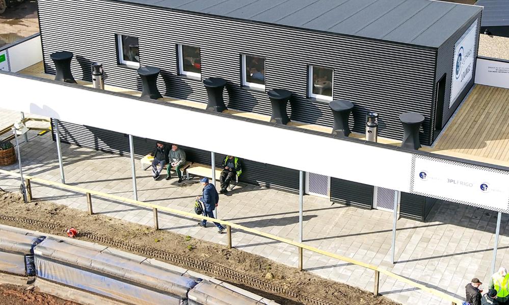 VIP-loungen er i en god placering til kørernes første sving. VIP-loungen er i en god placering til kørernes første sving.