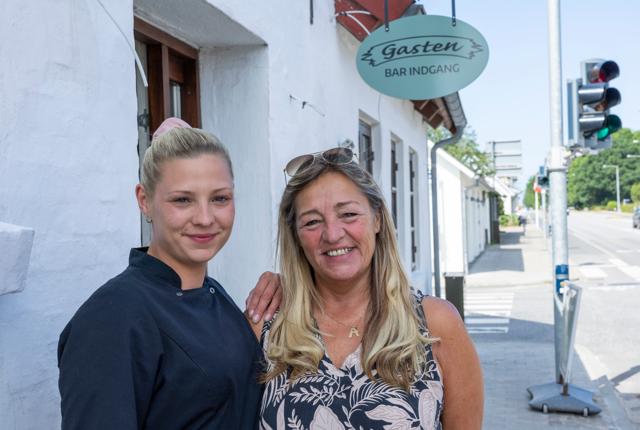 Mor og datter alias Amalie Thomsen og Anette Møller Larsen glæder sig til at byde gæsterne indenfor i Hunes nye restaurant, hvis navn endnu er hemmeligt. 