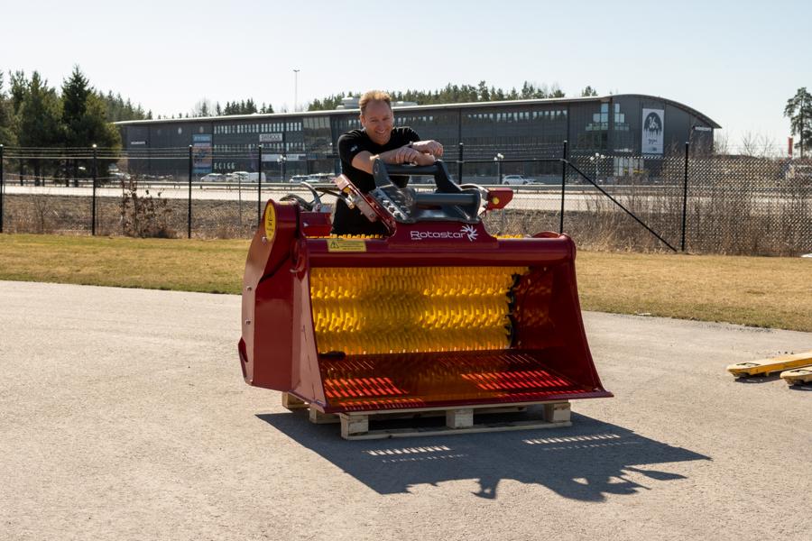 Amas säljare Magnus Uppsten visarRS10-14 siktskopa från Rotastar. Amas säljare Magnus Uppsten visarRS10-14 siktskopa från Rotastar.