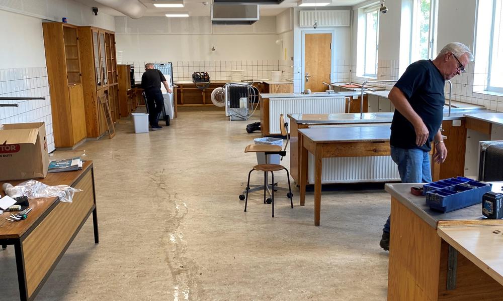 Det gamle skolekøkken er i øjeblikket ved at blive taget ned. Det nye monteres hen over sensommeren. Det gamle skolekøkken er i øjeblikket ved at blive taget ned. Det nye monteres hen over sensommeren.