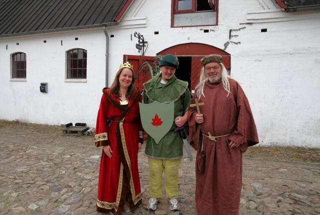 Lady Marion (Tina), Robin Hood (Henrik) og Broder Tuck (John) er klar til at se en masse glade børn på Knivholt.