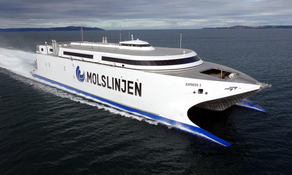 Molslinjens færge Express 3 var på vej fra Sjællands Odde til Aarhus, da færgen lørdag klokken 16.18 blev kaldt via Lyngby Radio og kom de nødstedte sejlere til hjælp.