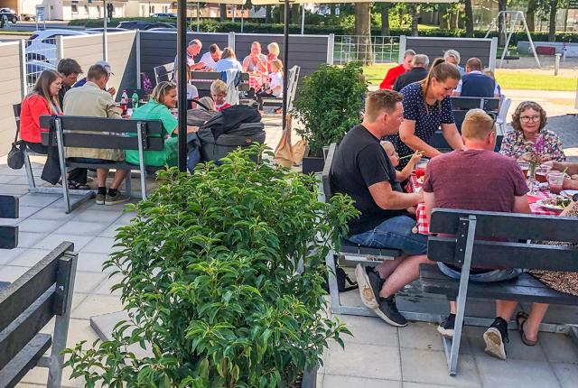 Omkring 80 gæster havde onsdag indfundet sig til det første af en lang række sommerarrangementer på terrassen ved Brønderslev Hallerne.