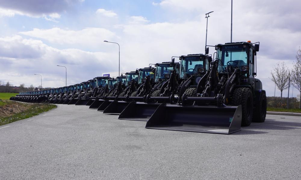 Maskinerna i den sista leveransen består av sju L35, åtta L60, en L90 och 17 L110. De har samtliga tillverkats av Volvo CE i Arvika, utom L35 som kommer från fabriken i tyska Konz. Maskinerna i den sista leveransen består av sju L35, åtta L60, en L90 och 17 L110. De har samtliga tillverkats av Volvo CE i Arvika, utom L35 som kommer från fabriken i tyska Konz.