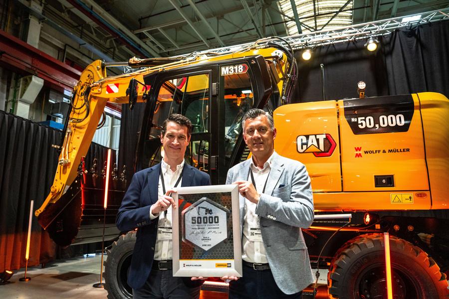 Mario Meier, Zeppelin Baumaschinen Gmbh och Torsten Schuckert, Wolff & Muller Gmbh & Co när maskinen överlämnades vid en ceremoni. Mario Meier, Zeppelin Baumaschinen Gmbh och Torsten Schuckert, Wolff & Muller Gmbh & Co när maskinen överlämnades vid en ceremoni.