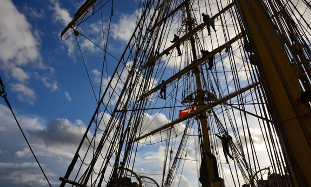 'Georg Stage' fik med det samme penge til to togter i 2024. Skoleskibet 'Danmark' måtte vente halvanden uge på midler til andet togt. 'Georg Stage' fik med det samme penge til to togter i 2024. Skoleskibet 'Danmark' måtte vente halvanden uge på midler til andet togt.