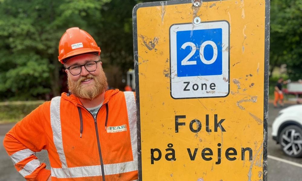 Det kan desværre være utrygt og decideret farligt at arbejde på det danske vejnet. Det kan sjakbajs Simon B. Seehausen skrive under på. Han har oplevet, at en kollega blev kørt ned med vilje af en vred bilist. Det kan desværre være utrygt og decideret farligt at arbejde på det danske vejnet. Det kan sjakbajs Simon B. Seehausen skrive under på. Han har oplevet, at en kollega blev kørt ned med vilje af en vred bilist.