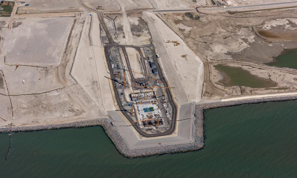 Danmarks hidtil største infrastrukturprojekt, den faste Femern-forbindelse, bygges med cement fra Aalborg Portland. Danmarks hidtil største infrastrukturprojekt, den faste Femern-forbindelse, bygges med cement fra Aalborg Portland.