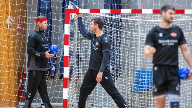 Mikkel Hansen og Niklas Landin, der kender hinanden fra mere end 10 fælles årti på landsholdet, faldt hurtigt i snak ved den første træning. <i>Foto: Bente Poder</i>