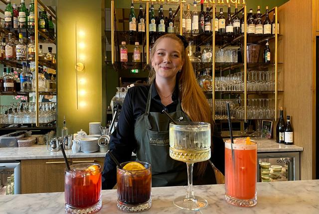 Overtjener Nina Adelvig Nielsen har været i fuld gang med at lave de fire drinks: Americano, Punt e Mes Yes, Bianco Spritz og Garibaldi.