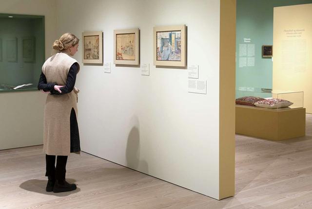 Udstillingsarkitekturen til Marie Krøyer udstillingen på Skagens Museum er skabt af Mathias Mentze og Alexander Ottenstein.