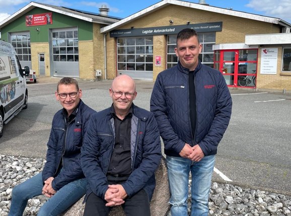 To blev til tre, da Kristian Lendal Jensen indtrådte som medejer af Løgstør Autoværksted. De to øvrige ejere, Dan Alsbjerg og Søren Jepsen, fortsætter uændret i virksomheden.