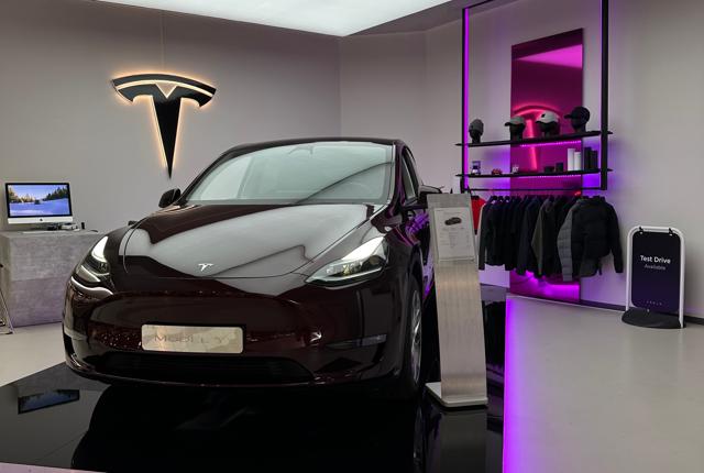 Tesla har åbnet showroom i Aalborg Storcenter