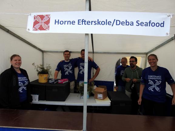 Her er Horne Efterskole og Deba Seafood i een af de 10 boder til Fiskefestivallen Lørdag i Nørregade.