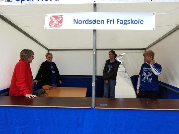 Her var nogen af de frivillige hos Nordsøen Fri Fagskole i boden.