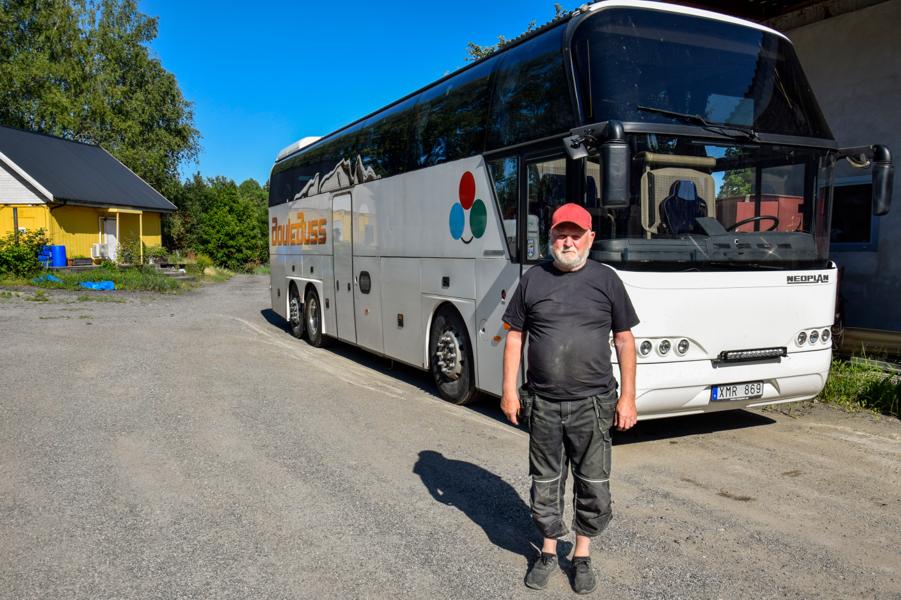 1984 slog Christian Eriksson in på ytterligare en bana, han köpte en buss som han sedan dess kör vid sidan av Sjömaskinerna.