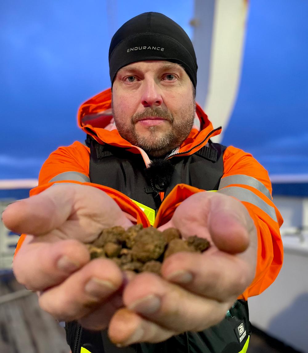 Scandinavian Ocean Minerals vd Peter Lindberg visar upp manganmoduler från havets botten. Scandinavian Ocean Minerals vd Peter Lindberg visar upp manganmoduler från havets botten.