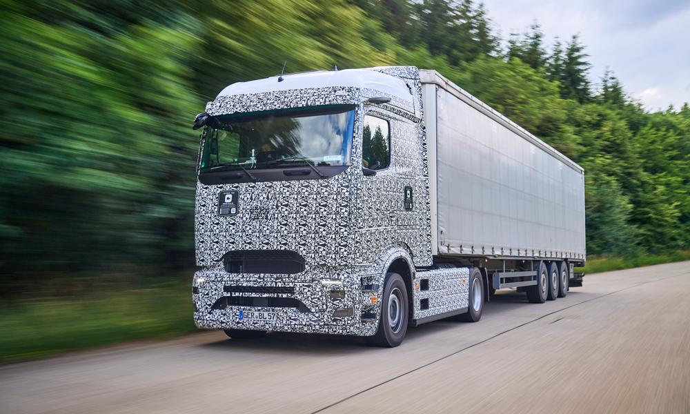 Mercedes-Benz eActros 600 har undergået intensive landevejstest over hele Europa i det seneste års tid. Mercedes-Benz eActros 600 har undergået intensive landevejstest over hele Europa i det seneste års tid.