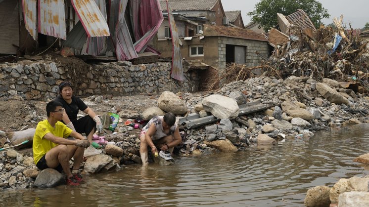 59.000 hjem er kollapset og er ubeboelige som følge af regnvejret og oversvømmelserne, mens yderligere 147.000 boliger er blevet svært beskadiget i Beijing.