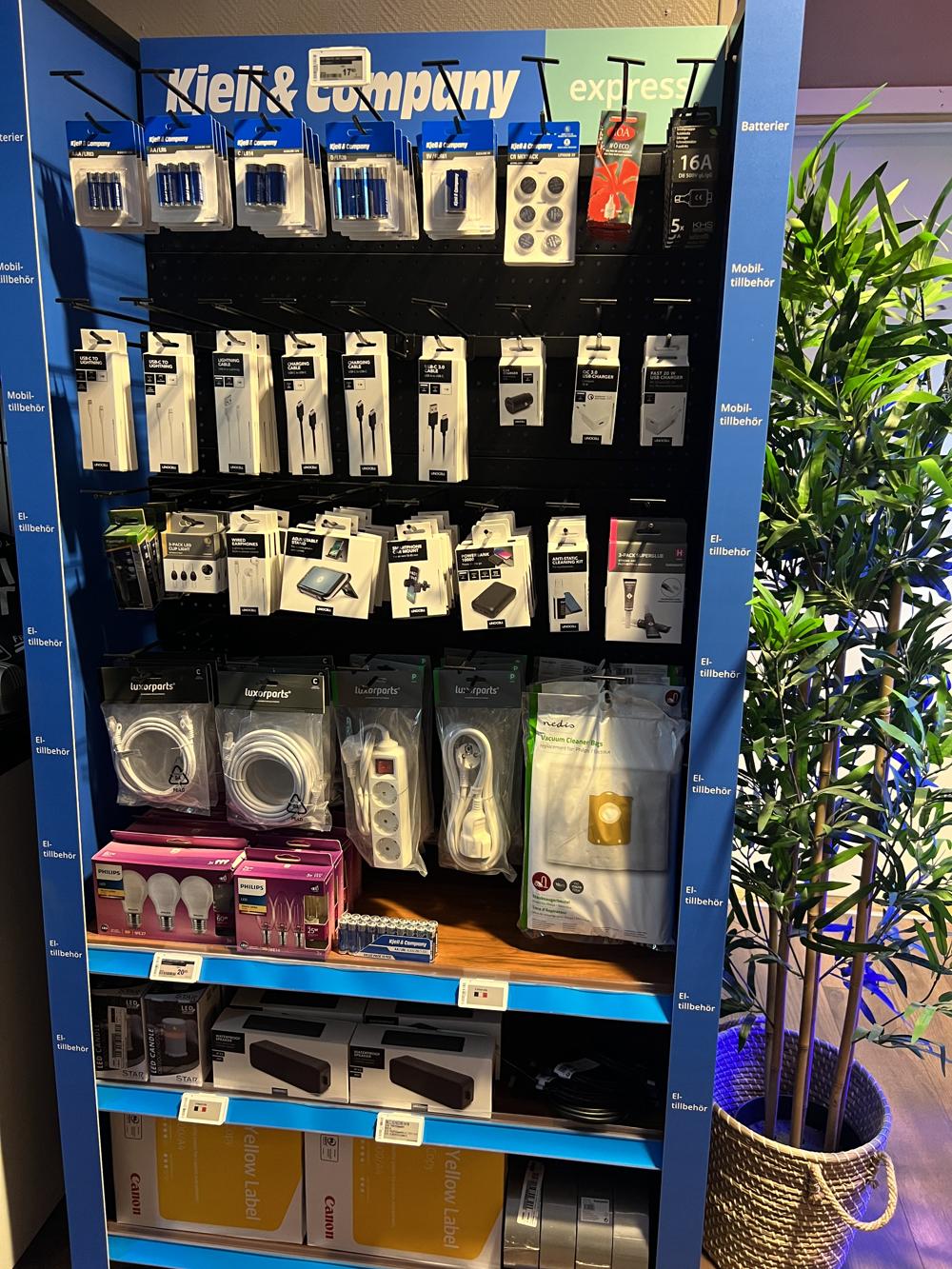 Kjell & Company med egen plats i 24sju-butiken. Kjell & Company med egen plats i 24sju-butiken.
