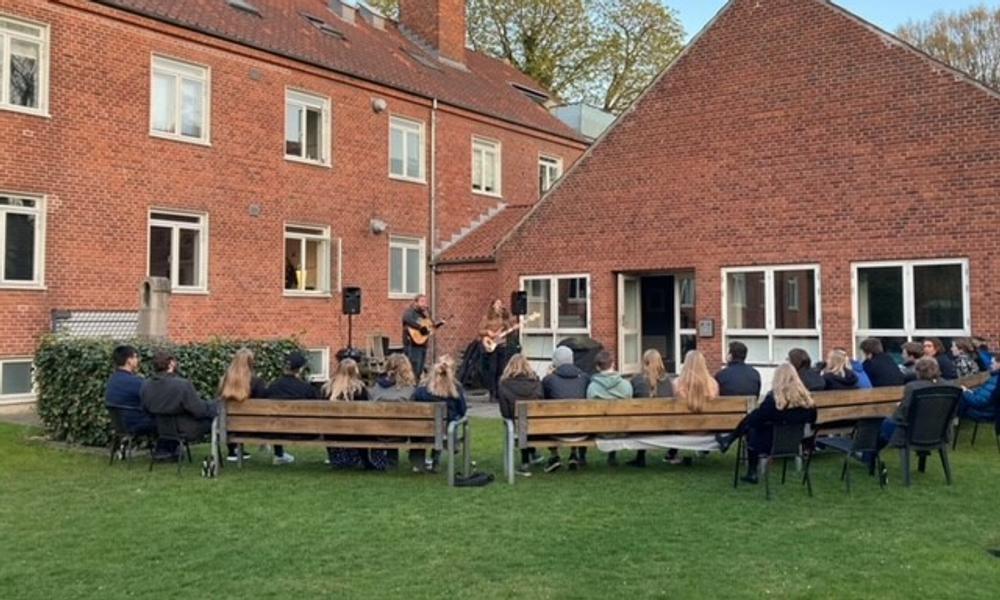 A.P. Møller Fonden støtter renoveringen af 4. Maj Kollegiet i Aalborg for at sikre tidssvarende rammer om kollegiet og det helt særlige fællesskab, kollegianerne fastholder. A.P. Møller Fonden støtter renoveringen af 4. Maj Kollegiet i Aalborg for at sikre tidssvarende rammer om kollegiet og det helt særlige fællesskab, kollegianerne fastholder.
