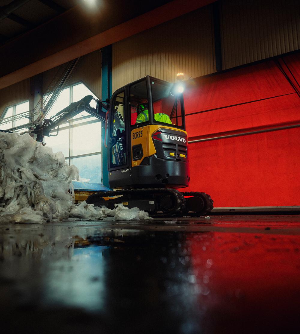 Volvo ECR25 Electric hanterar plast. Volvo ECR25 Electric hanterar plast.
