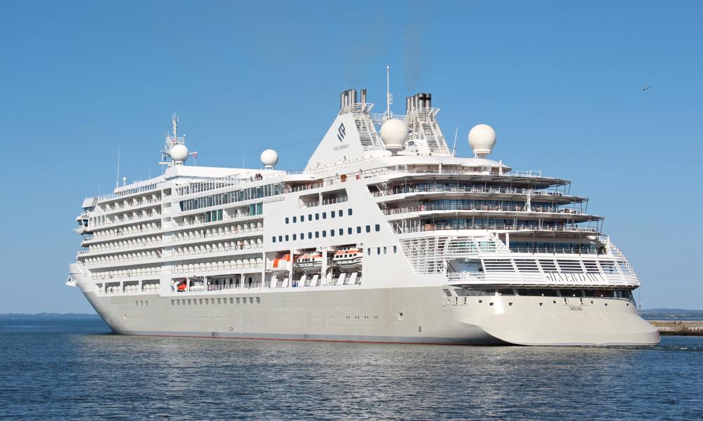 'Silwer dawn' er et af 13 skibe ejet af Silversea Cruises i Royal Caribian Group. Skibet er leveret fra Fincantieri, ItaIien i 2021. Det er på 40855 Brt og kan medtage 596 passagerer.