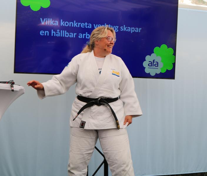 Karin Strömqvist Bååthe presenterade vetenskaplig evidens på att träningsprogrammet minskar antalet fallolyckor på arbetsplatsen. Karin Strömqvist Bååthe presenterade vetenskaplig evidens på att träningsprogrammet minskar antalet fallolyckor på arbetsplatsen.